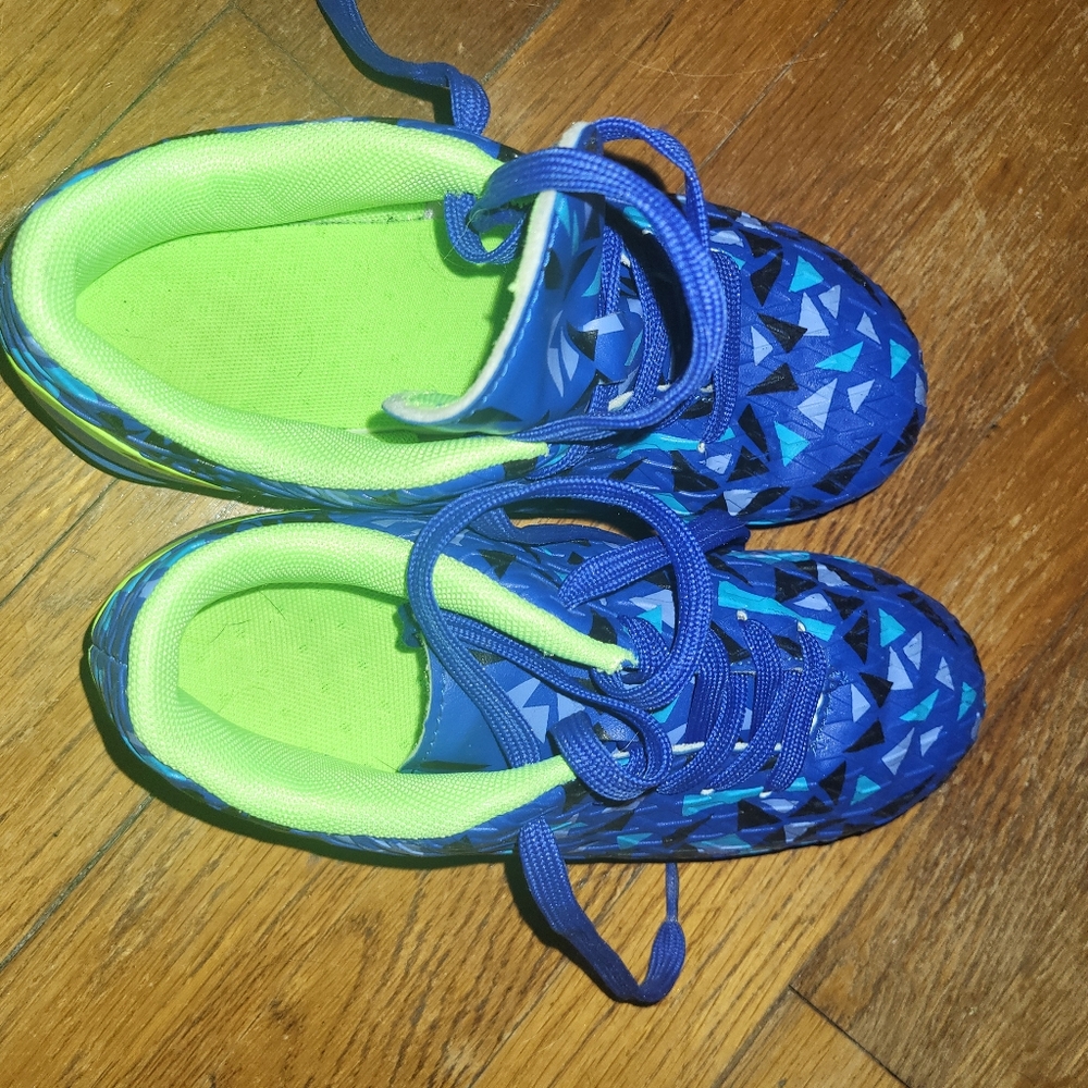 Unisex indoor kids soccer shoes